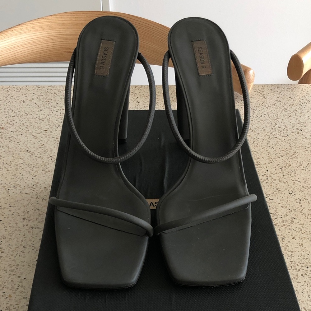 Yeezy Season 6 Graphite Women's Shoes